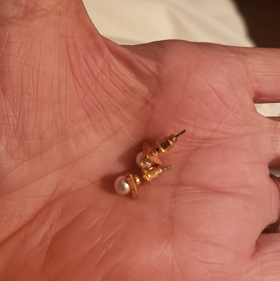 Dainty gold tone pearl earrings - Picture 3 of 3